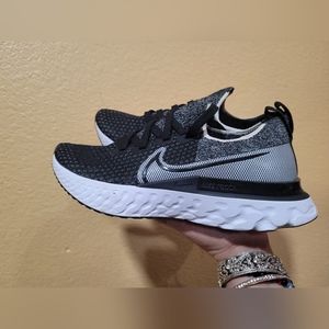 Nike infinity react fly knit running shoes
